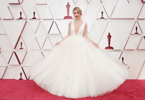 Огромен букет от бели рози такъв подарък получи Мария